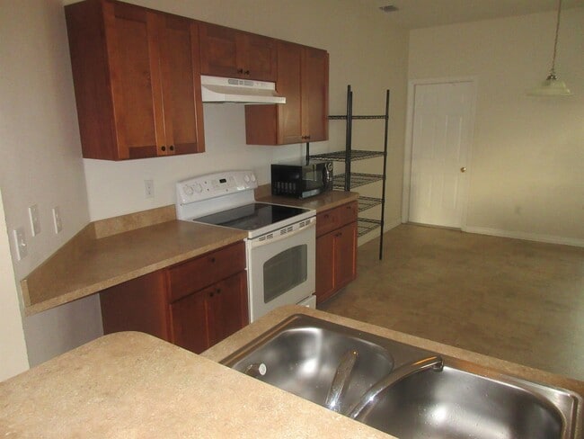 Building Photo - 1211 Knollwood Dr