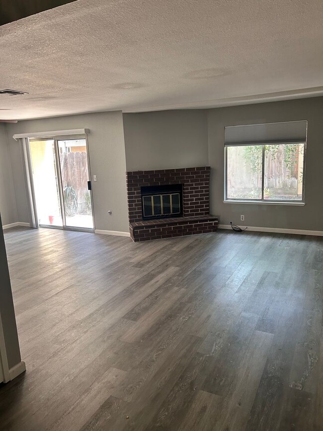 Building Photo - 3 Bedroom/3 Bath Tiffany Estates Ripon Ca