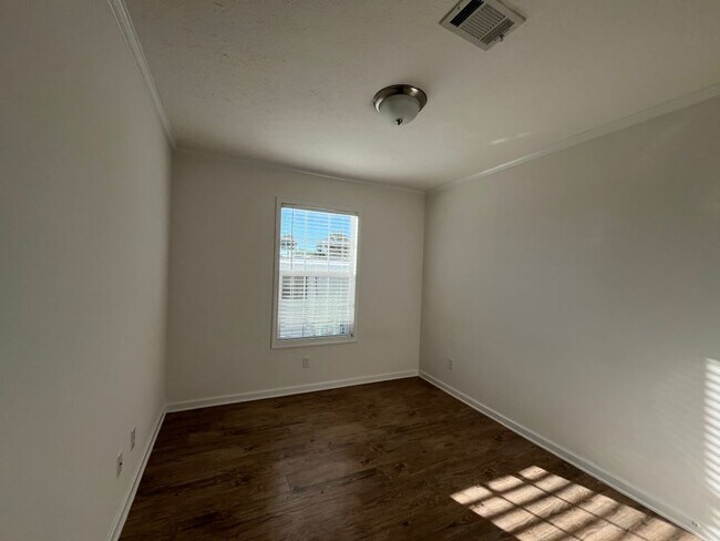 Building Photo - 171 Eland Dr