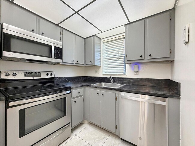 Building Photo - 3300 W Rolling Hills Cir