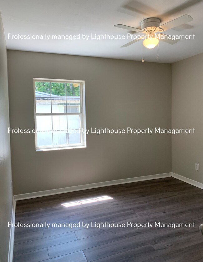 Building Photo - Bright 3 Bedroom Home With Open Layout And Storage Space