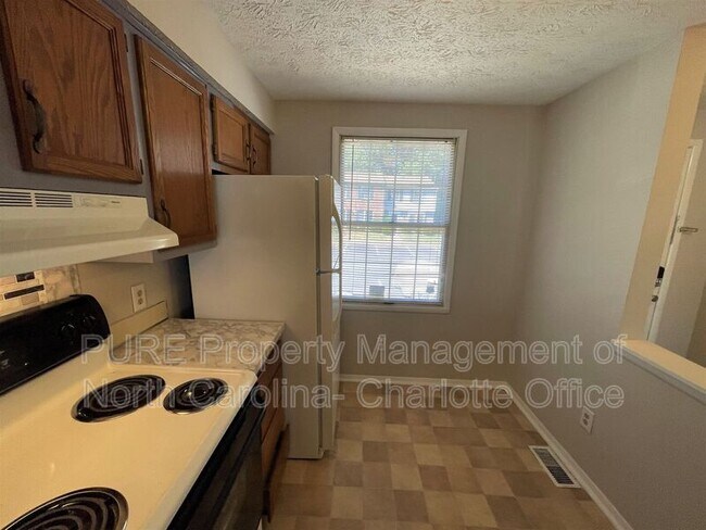Building Photo - 9445 Lexington Cir