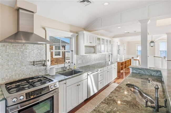 Building Photo - 246 Sand Hill Cove Rd