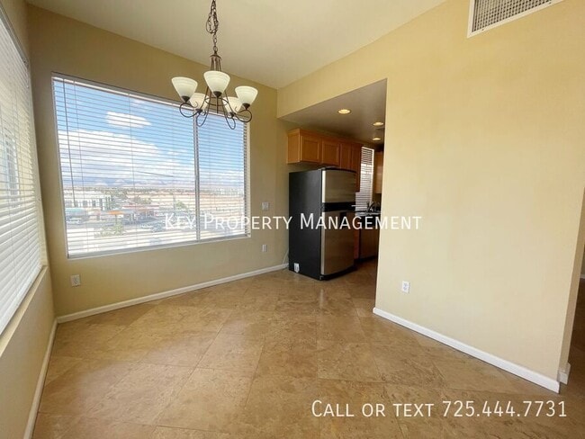 Building Photo - 2 BEDROOM HIGHLY UPGRADED PARK AVENUE CONDO!