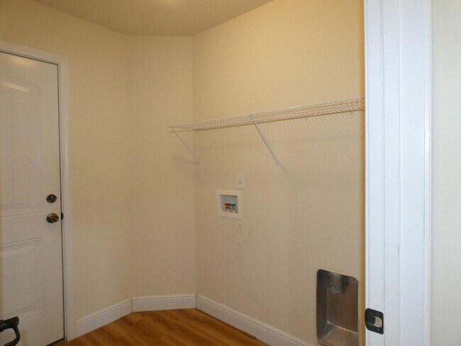 Building Photo - Charming 3-Bedroom Home