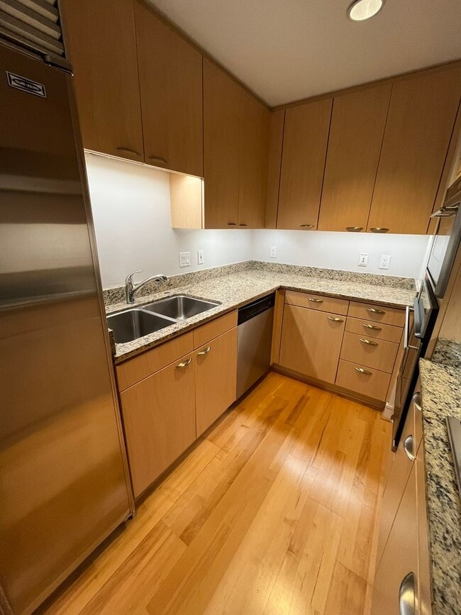 Building Photo - Experience upscale living in Downtown San Diego with great views. This is a must see!