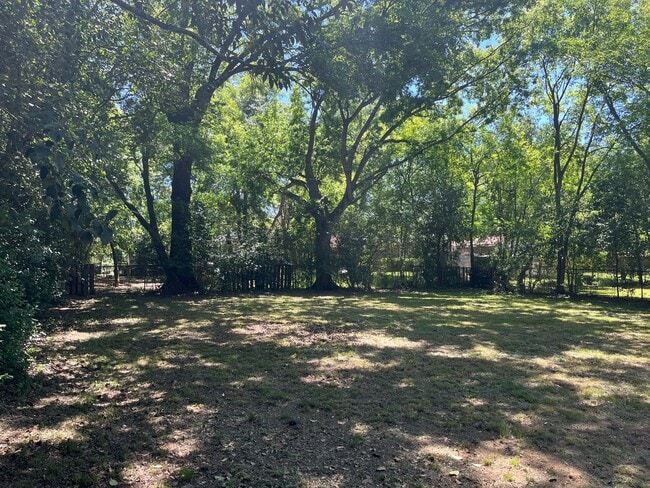 Building Photo - **AVAILABLE NOW**3 Bedroom / 1 Bathroom Ho...