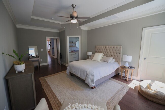 Building Photo - Upscale Living in Village Walk