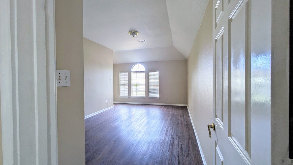 Building Photo - 2114 Hawks Rd