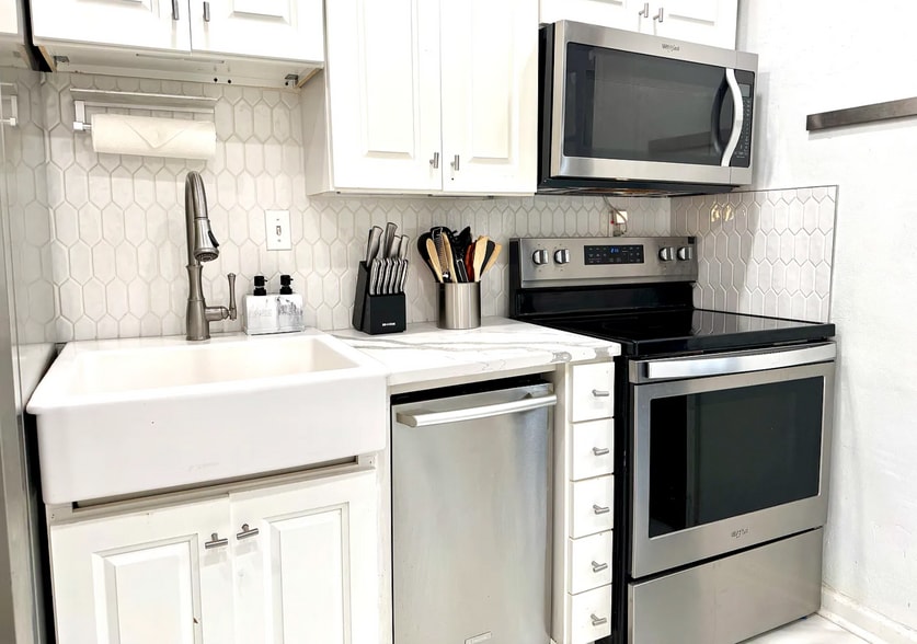Kitchen - 559 Morgan St NE