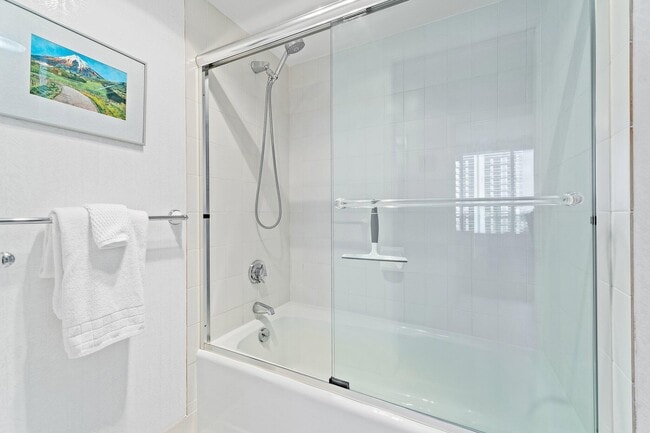 Building Photo - 100 Lakeshore Dr