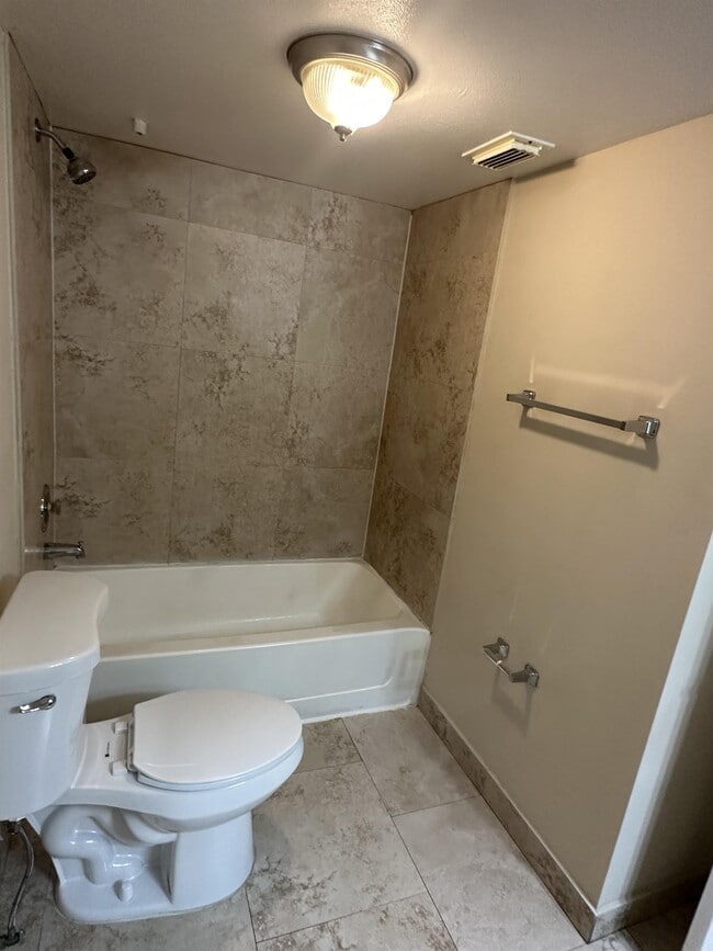 Building Photo - 2831 N Oakland Forest Dr