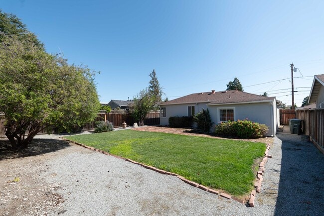 Building Photo - House in Great Sunnyvale Location w/Large Yard & Gardener