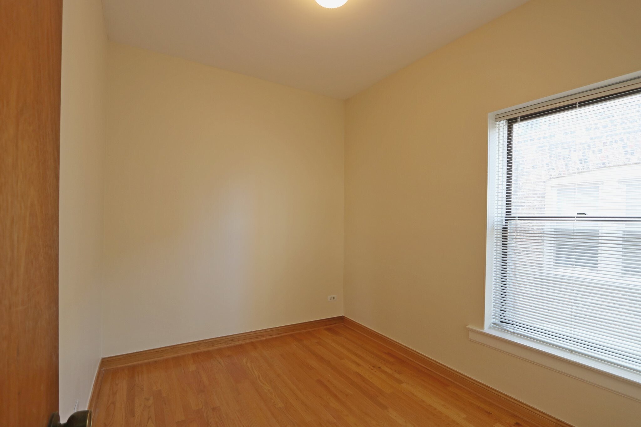 Building Photo - 918 W Buena Ave