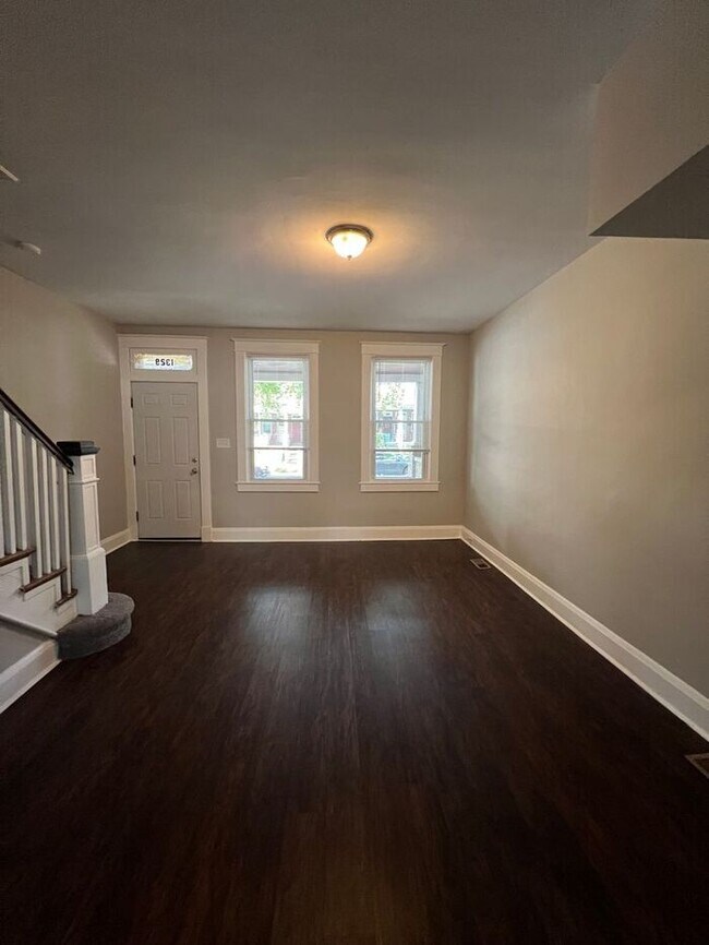 Building Photo - 3 Bedroom 1.5 Bathroom Townhome