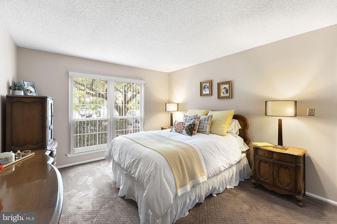 Building Photo - 14 Cheverny Ct