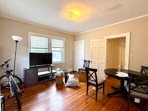 Building Photo - 14 Craigie St