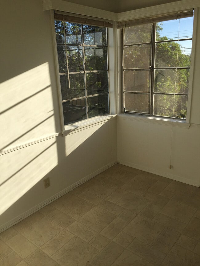 Breakfast Nook - 3857 1/2 Midway Ave