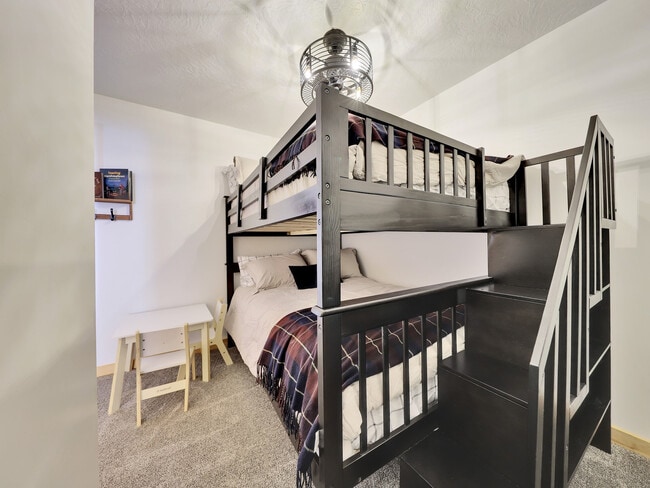 Building Photo - 656 Aspen Dr