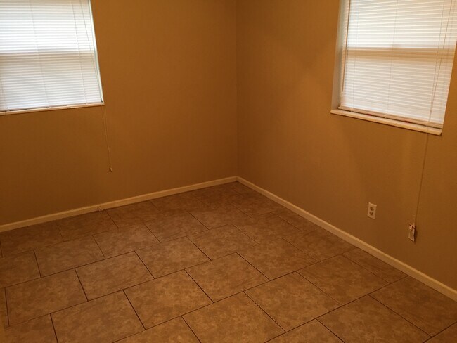 Building Photo - Charming Three-Bedroom, One-Bathroom Single-Family Home!