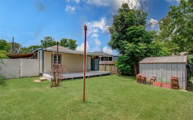 Building Photo - 5319 Bell St