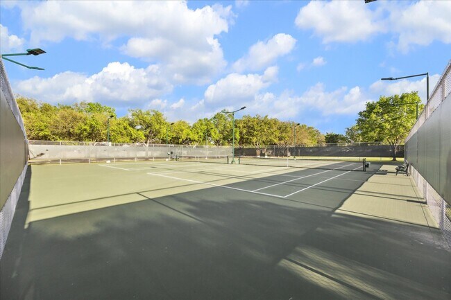 Building Photo - 2824 Meadow Brook Ct