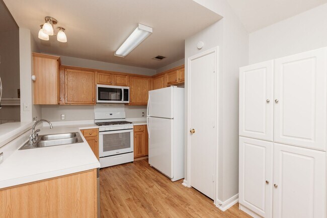 Building Photo - 704 Red River Ln