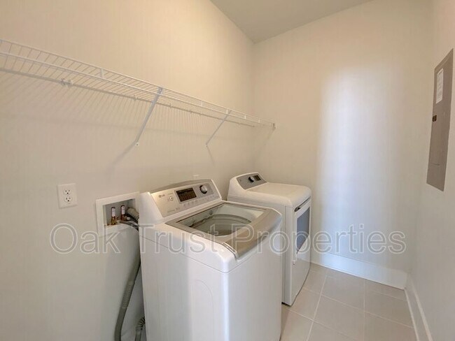 Building Photo - 225 Scholar Way