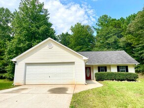 Building Photo - Welcome to this charming 3-bedroom, 2-bath...