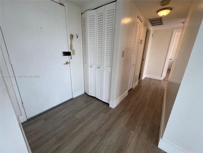 Building Photo - 1301 NE Miami Gardens Dr