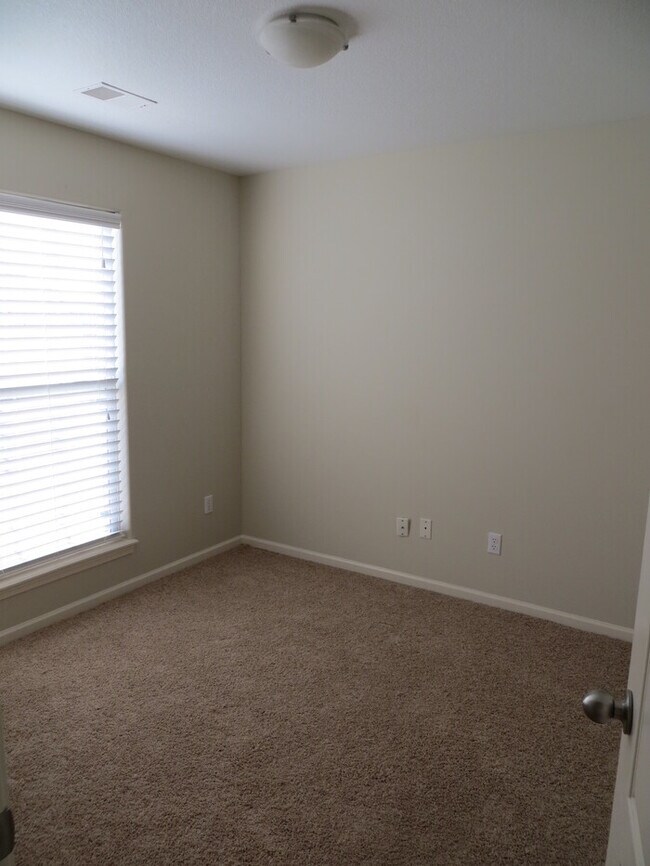 Building Photo - Marvelous Home