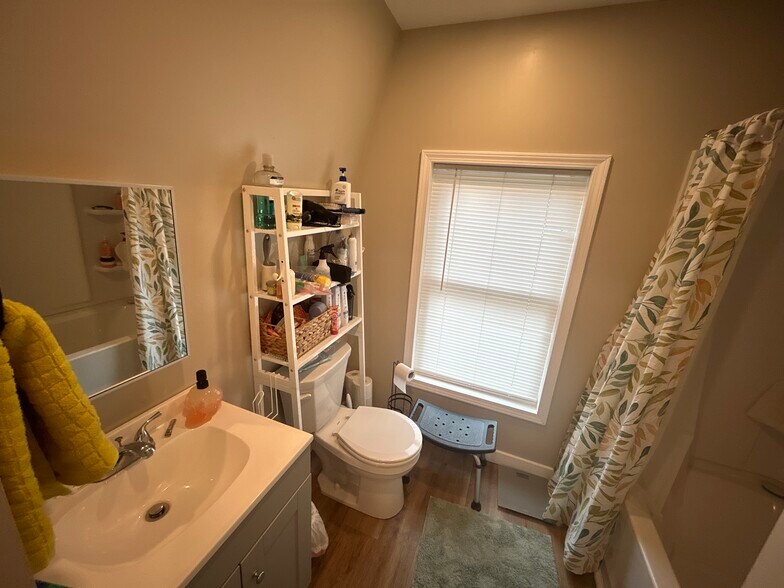 Building Photo - 1239 Plymouth Ave S