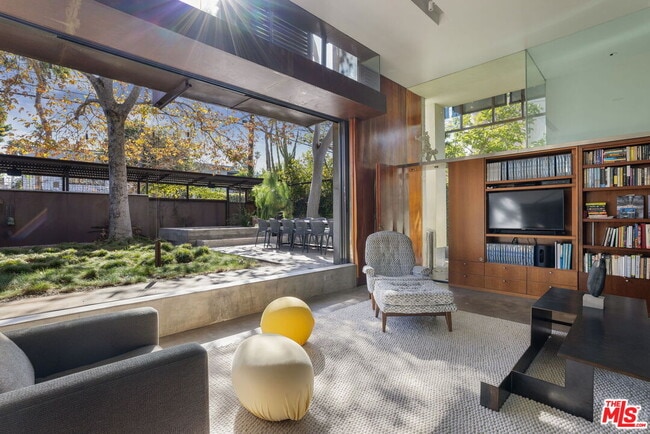 Building Photo - 615 Woodlawn Ave