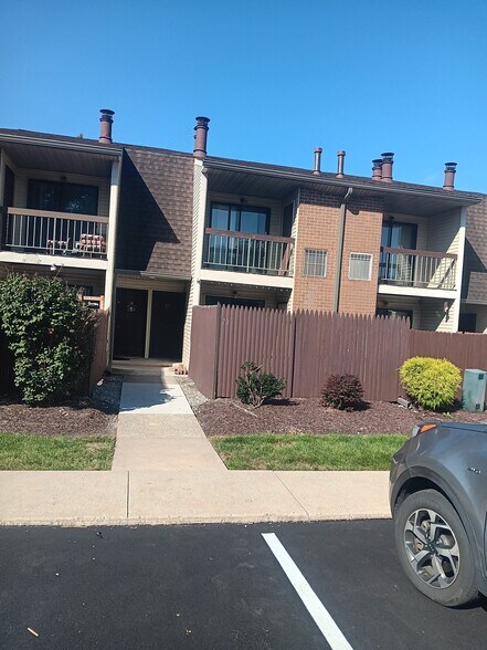Front - 20 Lancaster Est