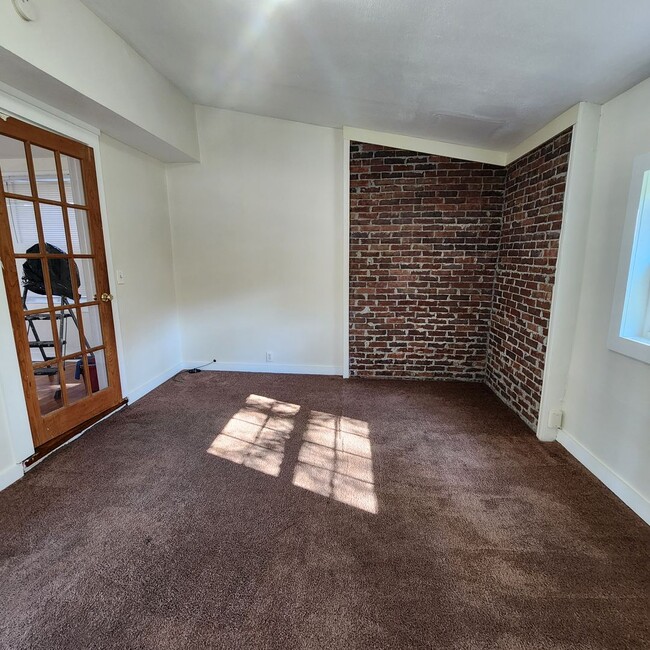 Building Photo - Cute 2/3 Bedroom Single Family House Avail...