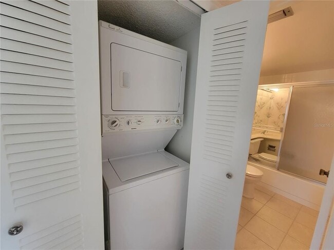 Building Photo - 7600 Sun Island Dr S