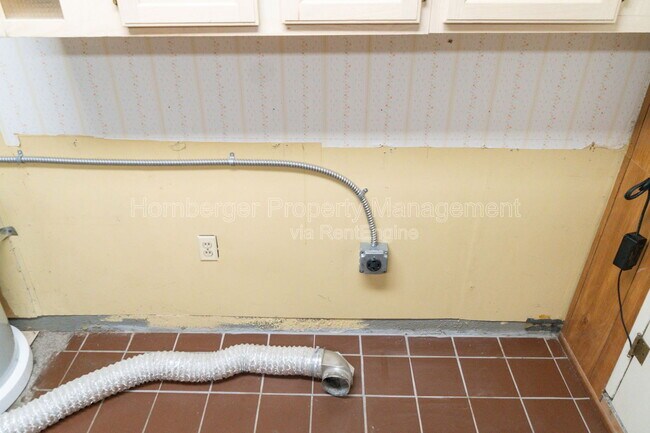 Building Photo - 4206 N Oak St