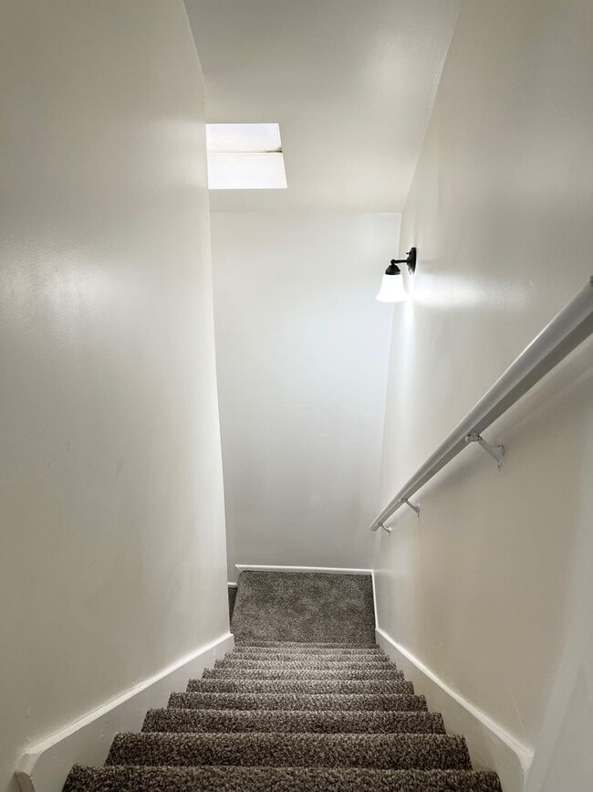 Building Photo - Spacious 3 bed, 2.5 bath Single Family home in Carrick- New Flooring and Paint, Available Immedia...