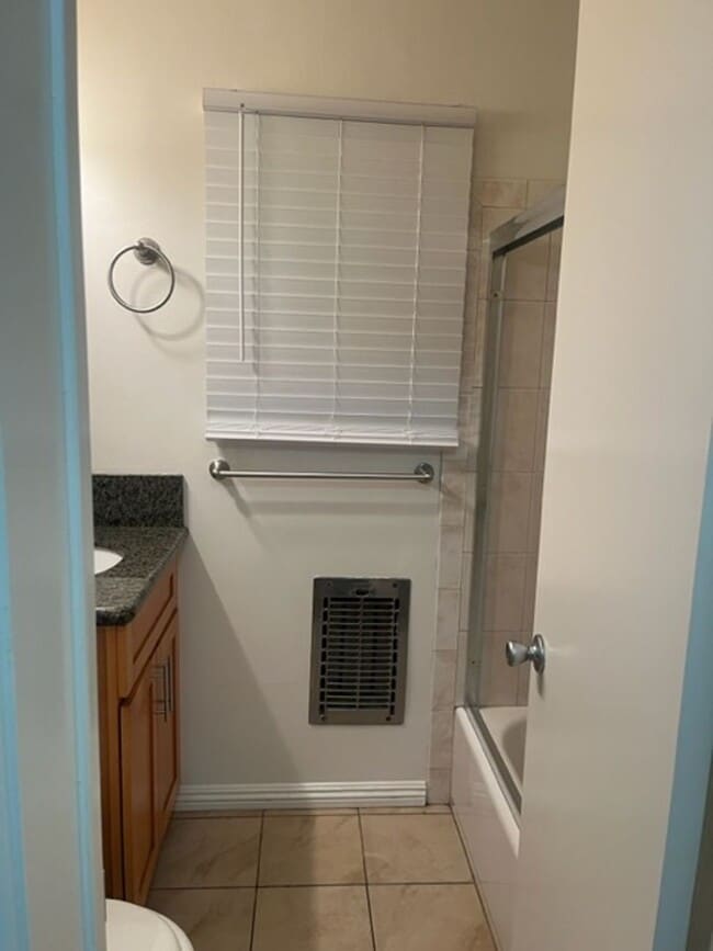 Building Photo - Beautiful One bedroom in gated complex one block from Ocean In Long Beach