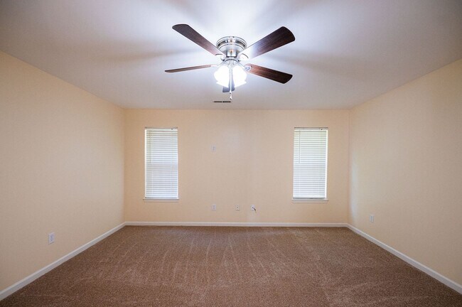 Building Photo - Stunning 6 bedroom 2.5 bathroom corner lot...