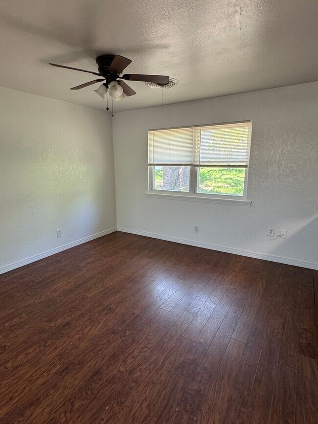 Building Photo - 3/1 in West Lampasas