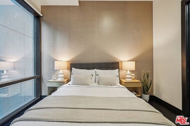 Building Photo - 655 S Hope St