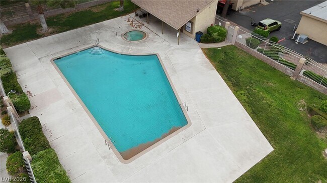 Building Photo - 2212 Silver Pine Dr