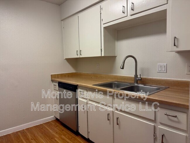 Building Photo - 115 Waller St