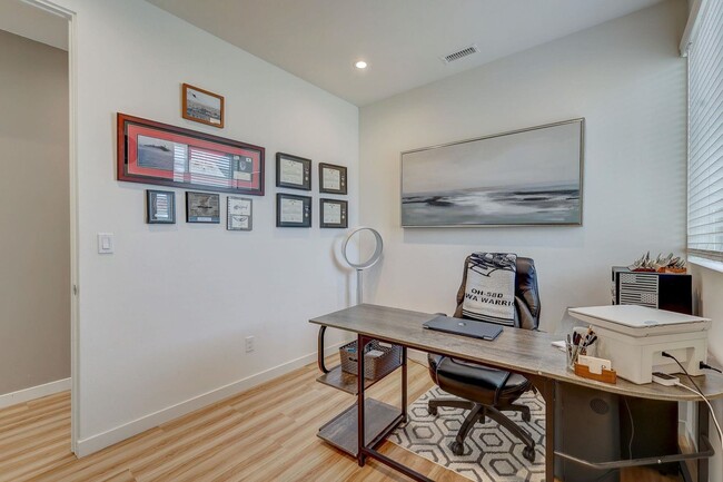 Building Photo - Available Modern Long Term Unfurnished hom...