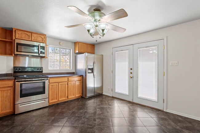 Building Photo - 1600 Sumac Dr