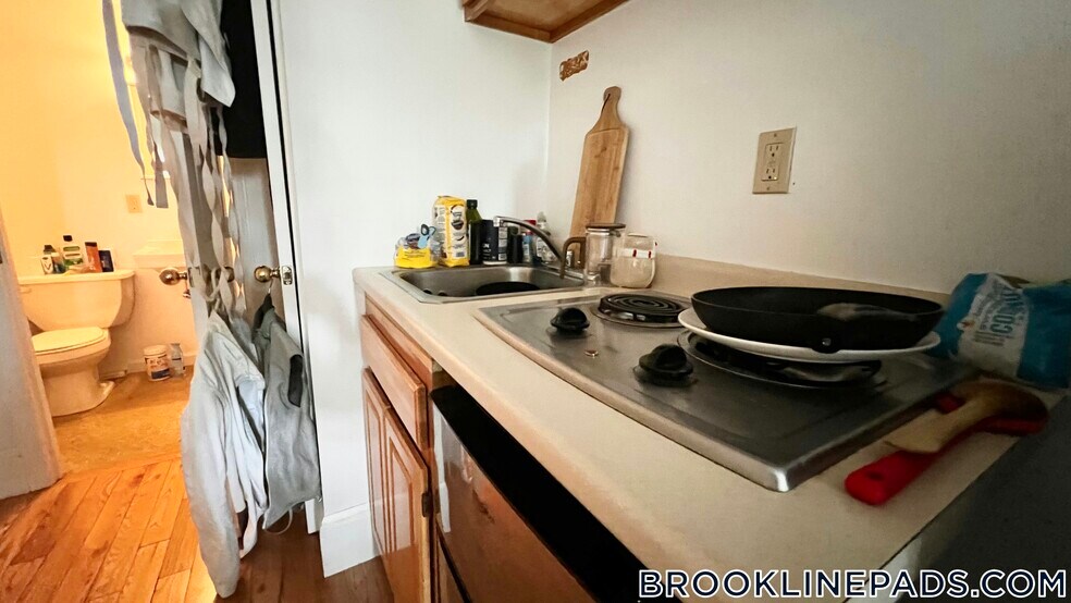 Building Photo - 1061 Beacon St