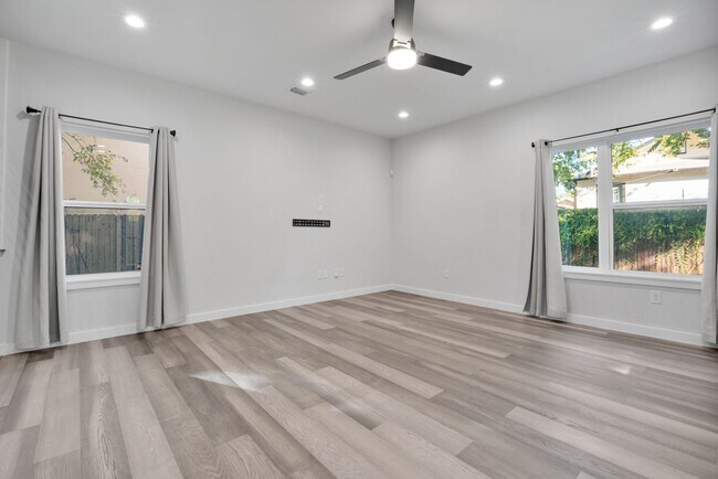 Building Photo - Modern Comfort Minutes from Downtown