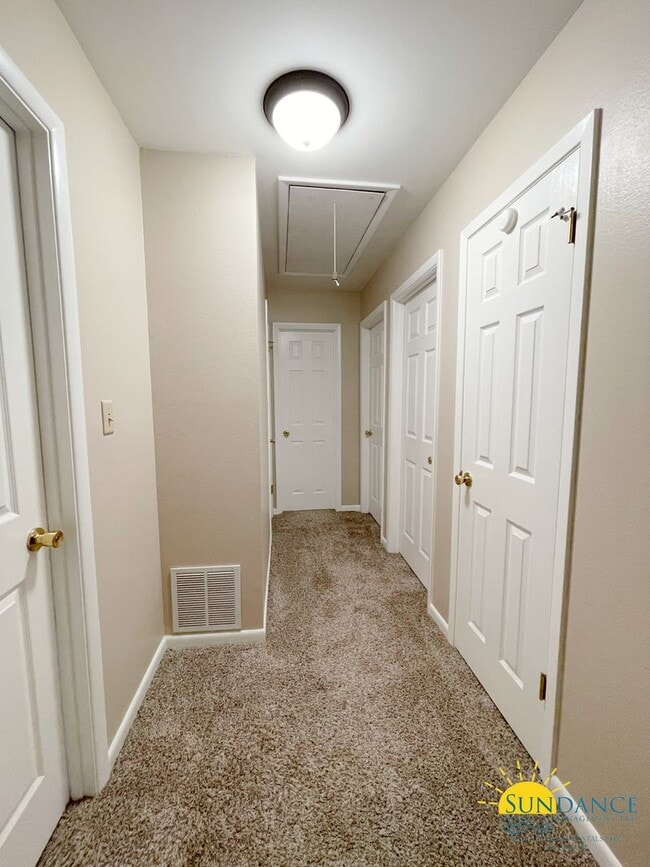 Building Photo - Beautiful 3 Bedroom Townhouse Close to Both Bases!