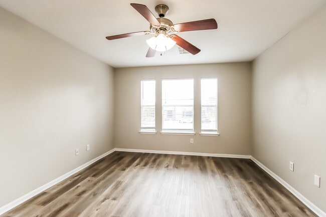 Building Photo - 1111 Richcrest Dr